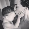Jade Foret fait un tendre baiser à sa petite Liva. Juin 2014.