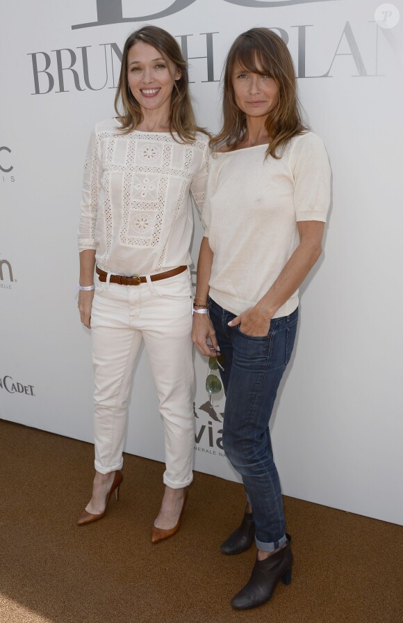 Anne Marivin et Axelle Laffont lors de la 4ème édition du "Brunch Blanc" sur le bateau Le Paquebot à Paris, le 29 juin 2014.