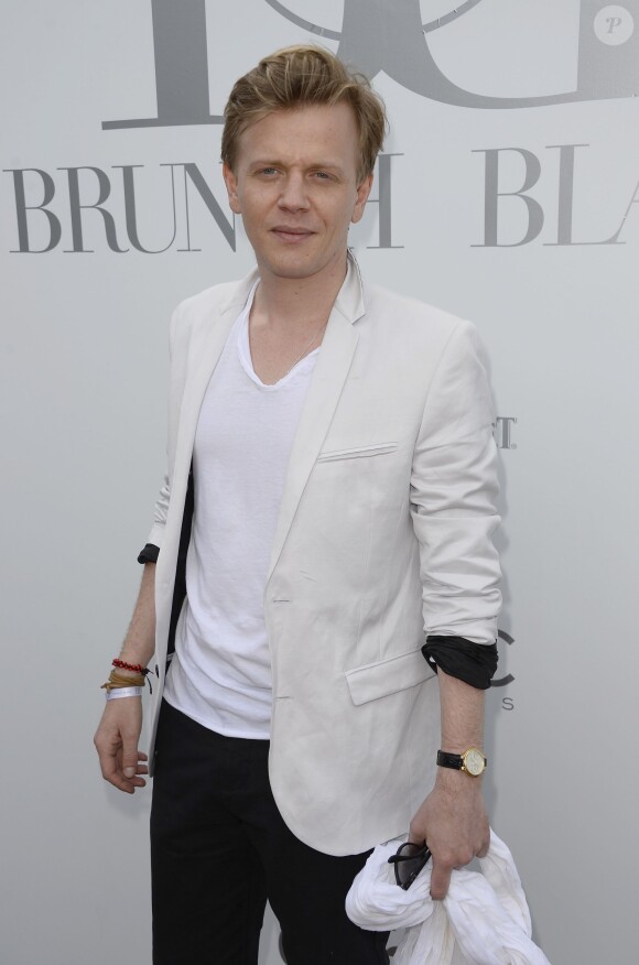 Alex Lutz lors de la 4ème édition du "Brunch Blanc" sur le bateau Le Paquebot à Paris, le 29 juin 2014.