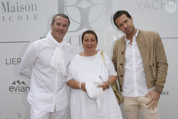 Nicole Rubi (au centre) lors de la 4ème édition du "Brunch Blanc" sur le bateau Le Paquebot à Paris, le 29 juin 2014.