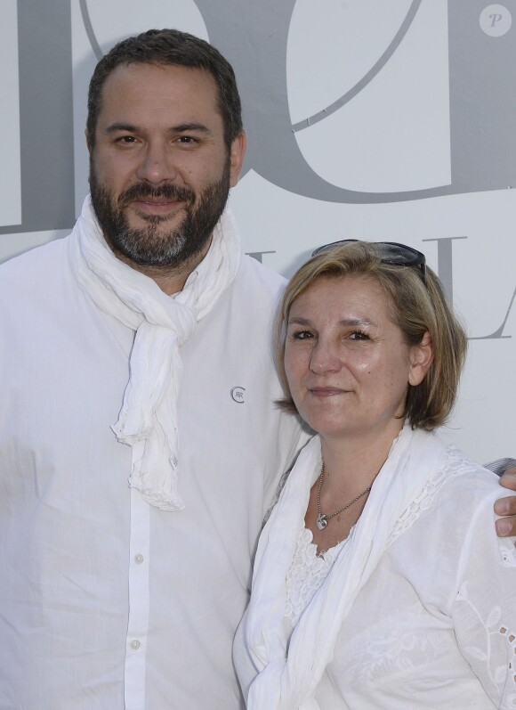 Bruce Toussaint et sa femme Catherine lors de la 4ème édition du "Brunch Blanc" sur le bateau Le Paquebot à Paris, le 29 juin 2014.