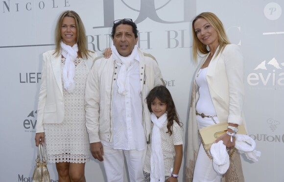 Smain, sa compagne Sid, leur fille Shanael lors de la 4ème édition du "Brunch Blanc" sur le bateau Le Paquebot à Paris, le 29 juin 2014.