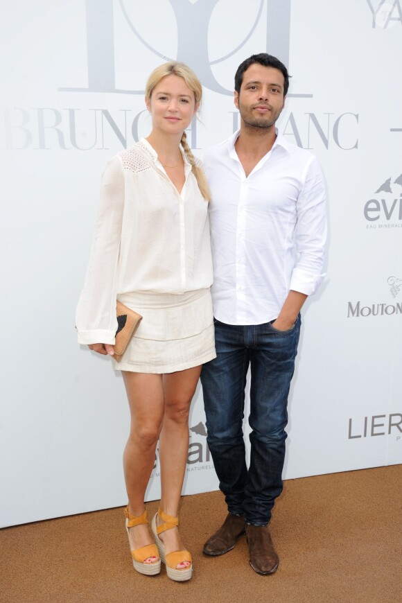 Virginie Efira et Mabrouk El Mechri lors de la 4ème édition du "Brunch Blanc" sur le bateau Le Paquebot à Paris, le 29 juin 2014.