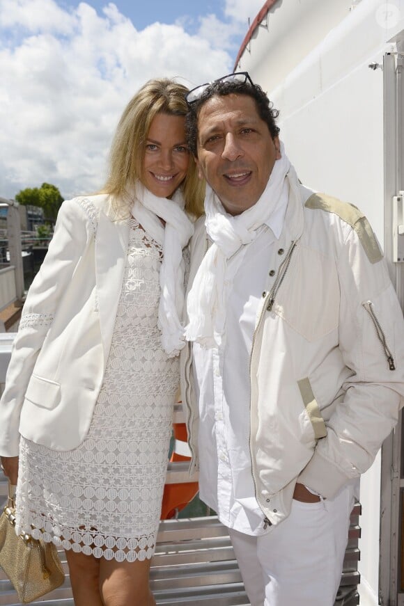 Smain, sa compagne Sid lors de la 4ème édition du "Brunch Blanc" sur le bateau Le Paquebot à Paris, le 29 juin 2014.