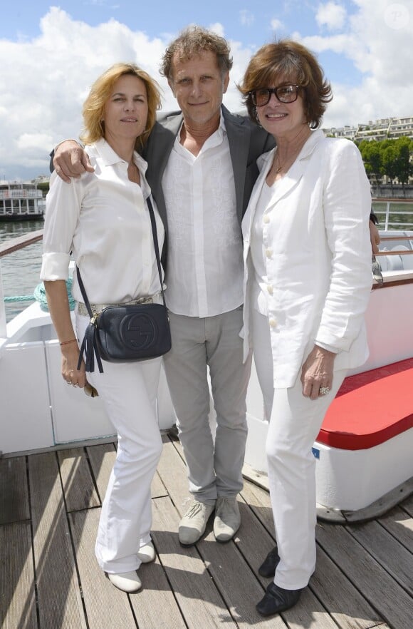 Charles Berling et sa compagne Virginie Coupérie-Eiffel, Anne Cassel lors de la 4ème édition du "Brunch Blanc" sur le bateau Le Paquebot à Paris, le 29 juin 2014.