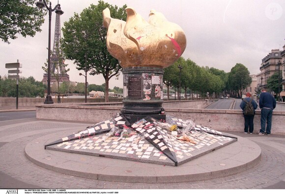 Marques de sympathie pour Lady Di à Paris sur le Pont de l'Alma à Paris en 1999.