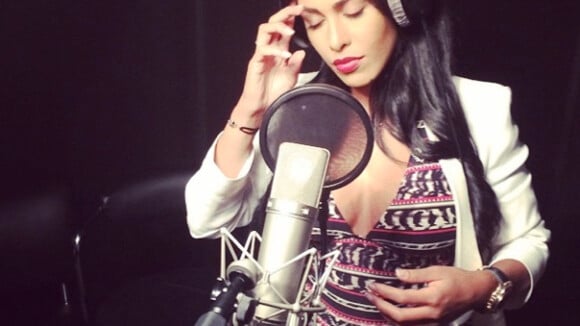 Ayem Nour, chanteuse ? Une photo d'elle en studio crée le buzz !