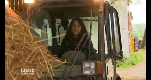 Audrey dans le tracteur dans L'amour est dans le pré 2014, lundi 30 juin 2014, sur M6