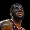 Lebron James porte un masque en fibre de carbone pour protéger son nez cassé pendant le match de basket-ball Miami Heat contre New York Knicks à Miami, le 27 février 2014.