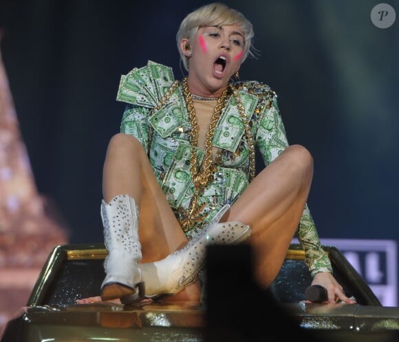 Miley Cyrus donne le dernier concert de sa tournée "Bangerz Tour" à Amsterdam, le 22 juin 2014.