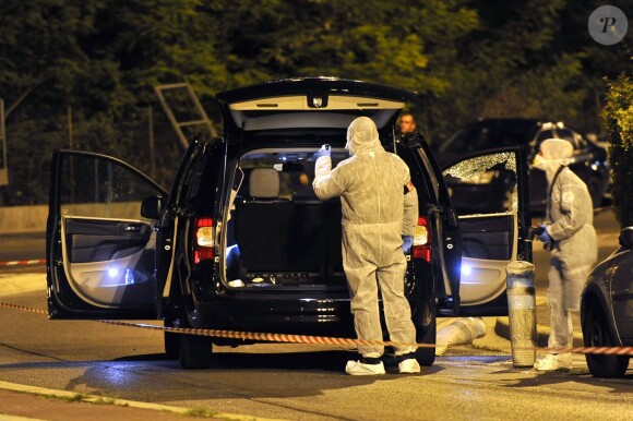 La Police judiciaire des Alpes Maritimes procède aux premiers relevés de preuves sur le véhicule où Hélène Pastor et son chauffeur on été victimes d'un assassinat devant l'hôpital de l'Archet à Nice le 6 mai 2014.