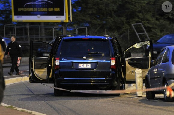 La Police judiciaire des Alpes Maritimes procède aux premiers relevés de preuves sur le véhicule où Hélène Pastor et son chauffeur on été victimes d'un assassinat devant l'hôpital de l'Archet à Nice le 6 mai 2014.