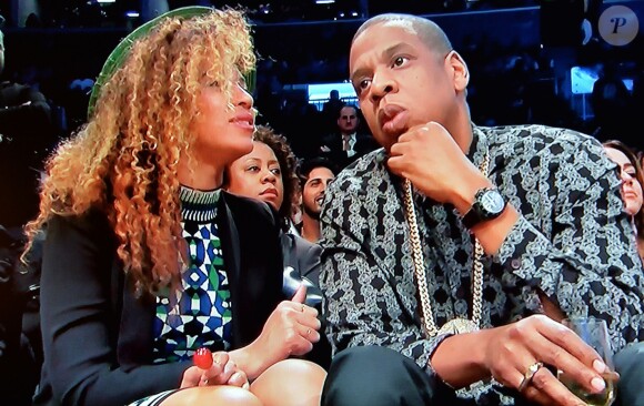 Beyoncé Knowles et Jay Z assitent au match des Nets contre Les Rockets de Houston au Barclays Center à New York le 1er avril 2014.
