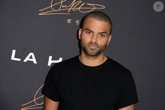 Tony Parker lors d'un événement organisé par la Halle au Carreau du Temple à Paris, le 2 juillet 2014, au milieu de dizaines d'enfants
