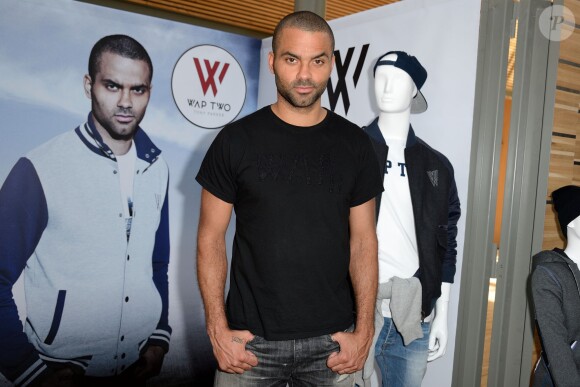 Tony Parker lors d'un événement organisé par la Halle au Carreau du Temple à Paris, le 2 juillet 2014, au milieu de dizaines d'enfants