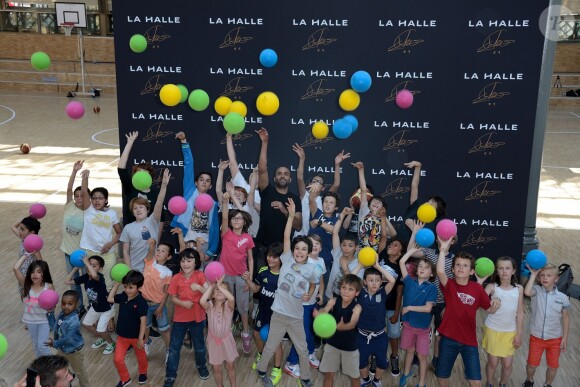 Tony Parker lors d'un événement organisé par la Halle au Carreau du Temple à Paris, le 2 juillet 2014, au milieu de dizaines d'enfants
