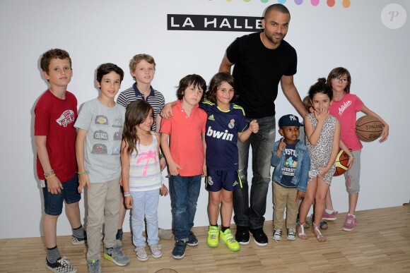 Tony Parker lors d'un événement organisé par la Halle au Carreau du Temple à Paris, le 2 juillet 2014, au milieu de dizaines d'enfants