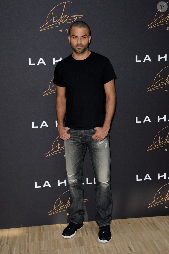 Tony Parker lors d'un événement organisé par la Halle au Carreau du Temple à Paris, le 2 juillet 2014, au milieu de dizaines d'enfants