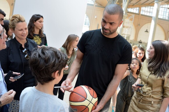 Tony Parker lors d'un événement organisé par la Halle au Carreau du Temple à Paris, le 2 juillet 2014, au milieu de dizaines d'enfants