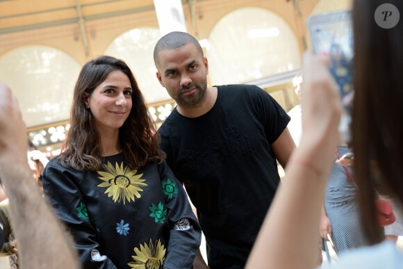 Tony Parker lors d'un événement organisé par la Halle au Carreau du Temple à Paris, le 2 juillet 2014, au milieu de dizaines d'enfants