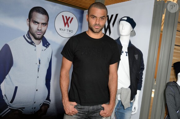 Tony Parker lors d'un événement organisé par la Halle au Carreau du Temple à Paris, le 2 juillet 2014, au milieu de dizaines d'enfants