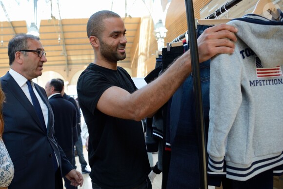 Tony Parker lors d'un événement organisé par la Halle au Carreau du Temple à Paris, le 2 juillet 2014, au milieu de dizaines d'enfants