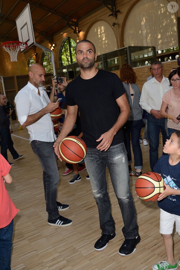 Tony Parker lors d'un événement organisé par la Halle au Carreau du Temple à Paris, le 2 juillet 2014, au milieu de dizaines d'enfants