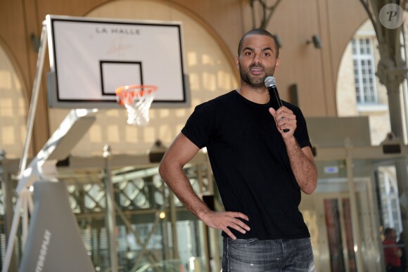 Tony Parker lors d'un événement organisé par la Halle au Carreau du Temple à Paris, le 2 juillet 2014, au milieu de dizaines d'enfants