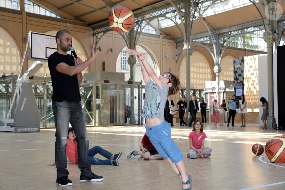 Tony Parker lors d'un événement organisé par la Halle au Carreau du Temple à Paris, le 2 juillet 2014, au milieu de dizaines d'enfants