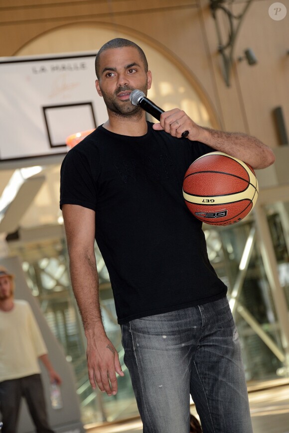 Tony Parker lors d'un événement organisé par la Halle au Carreau du Temple à Paris, le 2 juillet 2014, au milieu de dizaines d'enfants