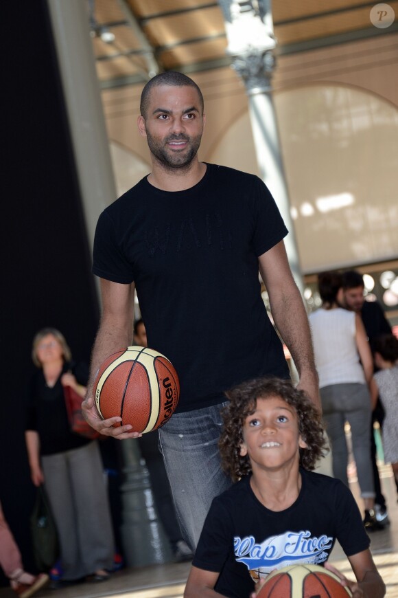 Tony Parker lors d'un événement organisé par la Halle au Carreau du Temple à Paris, le 2 juillet 2014, au milieu de dizaines d'enfants