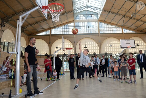 Tony Parker lors d'un événement organisé par la Halle au Carreau du Temple à Paris, le 2 juillet 2014, au milieu de dizaines d'enfants