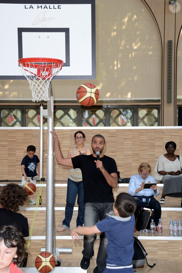 Tony Parker lors d'un événement organisé par la Halle au Carreau du Temple à Paris, le 2 juillet 2014, au milieu de dizaines d'enfants