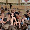 Tony Parker lors d'un événement organisé par la Halle au Carreau du Temple à Paris, le 2 juillet 2014, au milieu de dizaines d'enfants
