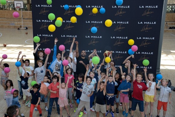 Tony Parker a fait le show lors d'un événement organisé par la Halle au Carreau du Temple à Paris, le 2 juillet 2014, au milieu de dizaines d'enfants