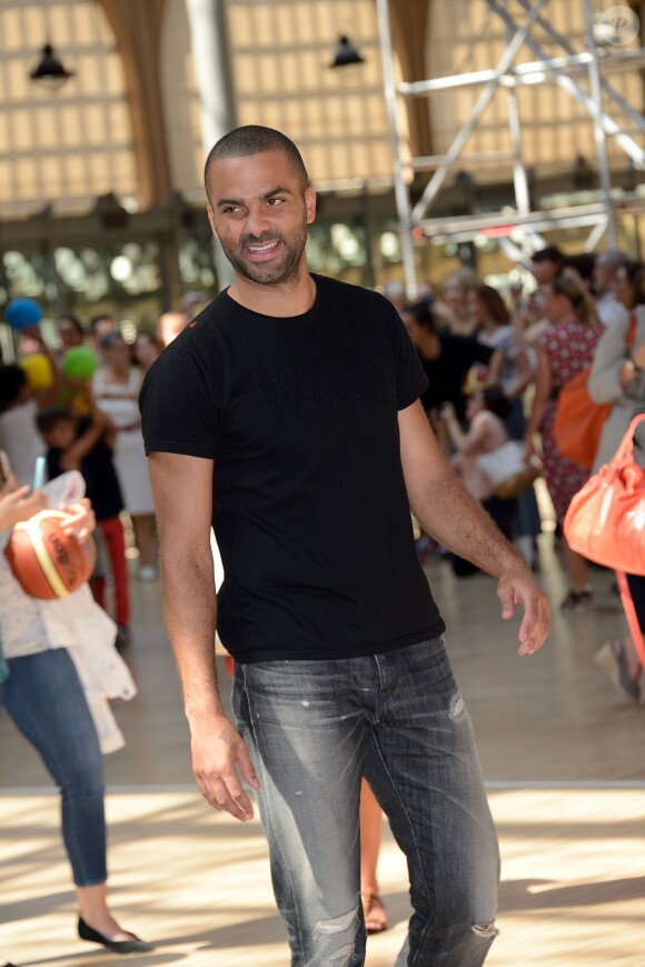 Tony Parker lors d'un événement organisé par la Halle au Carreau du Temple à Paris, le 2 juillet 2014, au milieu de dizaines d'enfants