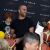 Tony Parker, heureux au milieu d'enfants lors d'un événement organisé par la Halle au Carreau du Temple à Paris, le 2 juillet 2014