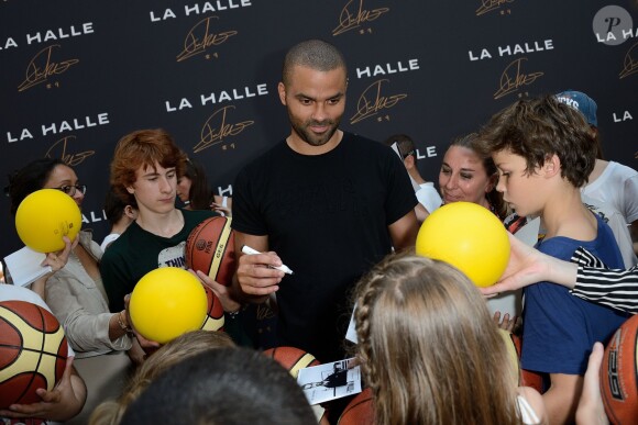 Tony Parker lors d'un événement organisé par la Halle au Carreau du Temple à Paris, le 2 juillet 2014, au milieu de dizaines d'enfants