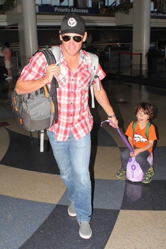 Lance Armstrong et son fils Maxwell Edward à l'aéroport de Los Angeles, le 4 mai 2014