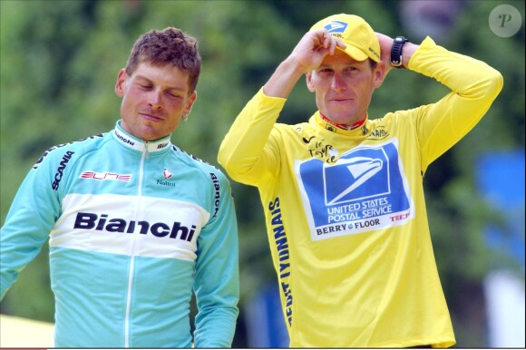 Jan Ullrich et Lance Armstrong sur le podium du Tour de France, à Paris, le 27 juillet 2003