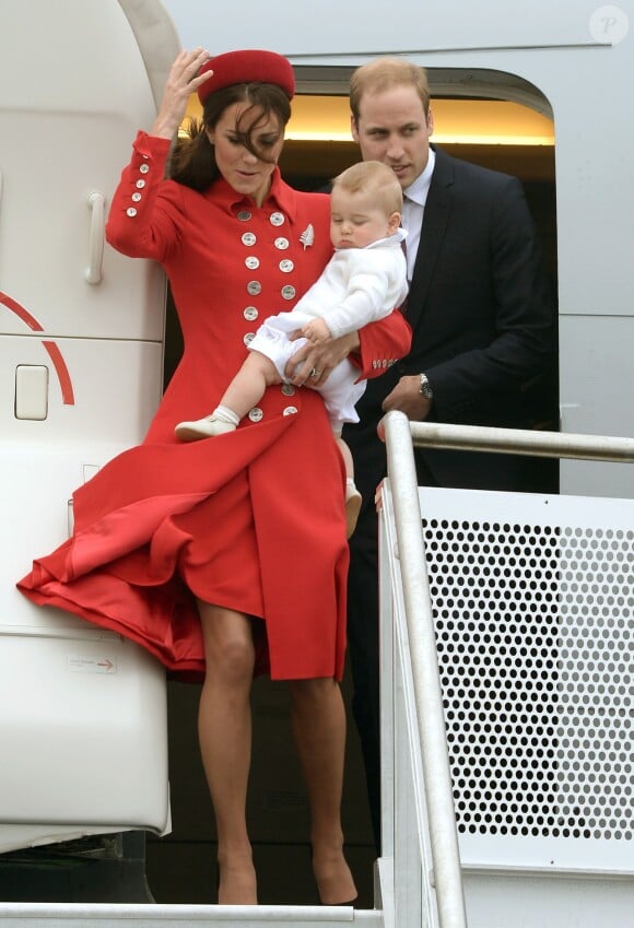 Le prince William et son épouse Kate Middleton avec leur fils George à Wellington, le 7 avril 2014. 