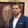 Le peintre gallois Dan Llywelyn Hall présente "Paternité", un portrait du prince William à Londres le 2 juillet 2014.
