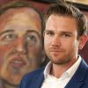 Le peintre gallois Dan Llywelyn Hall présente "Paternité", un portrait du prince William à Londres le 2 juillet 2014.