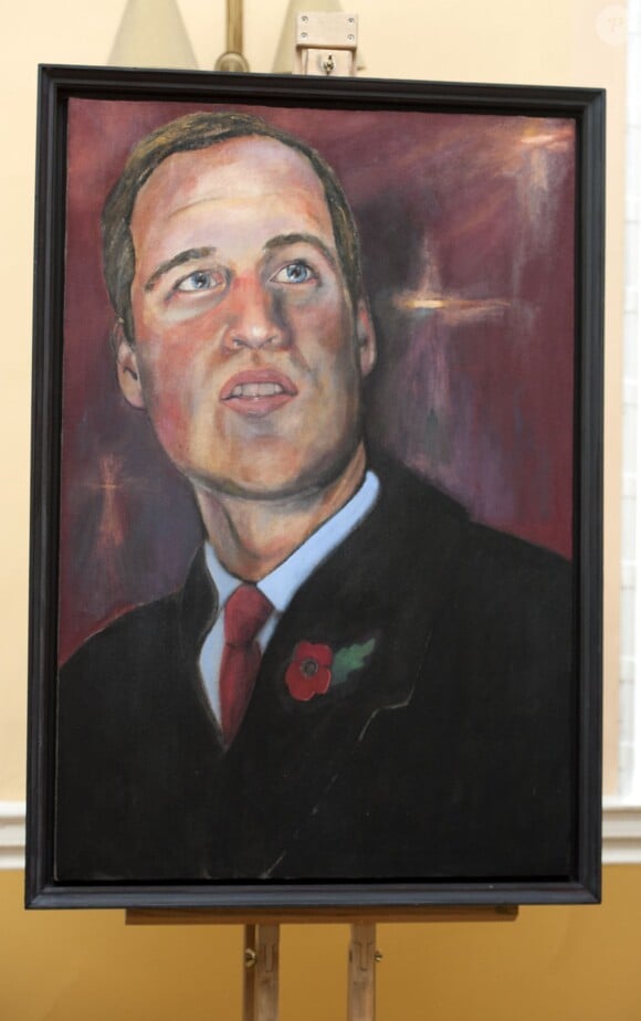 Le peintre gallois Dan Llywelyn Hall présente "Paternité", un étrange portrait du prince William à Londres le 2 juillet 2014.