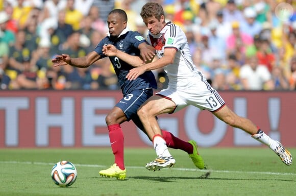 Patrice Evra et Thomas Mueller - Match de la France contre l'Allemagne, à Rio de Janeiro, au Brésil, le 4 juillet 2014.