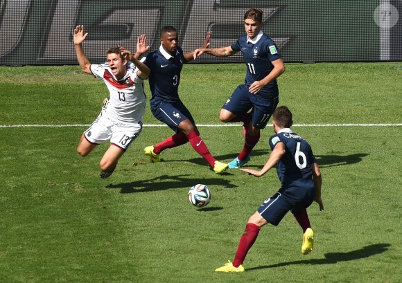 Thomas Mueller et Patrice Evra - Match de la France contre l'Allemagne, à Rio de Janeiro, au Brésil, le 4 juillet 2014.