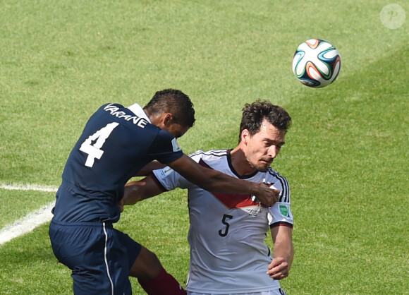 Mats Hummels et Raphael Varane - Match de la France contre l'Allemagne, à Rio de Janeiro, au Brésil, le 4 juillet 2014.