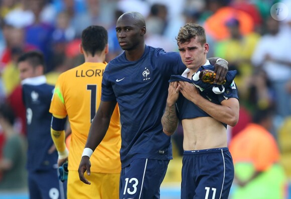 Antoine Griezmann et Eliaquim Mangala - Tristesse de l'équipe de France suite à leur élimination du Mondial à Rio de Janeiro au Brésil le 4 juillet 2014.