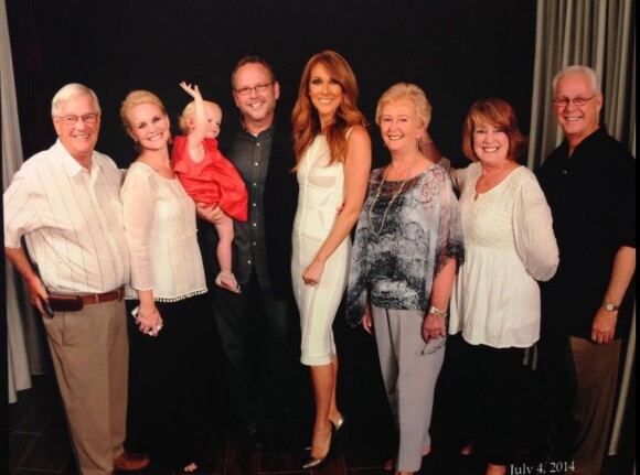 Céline Dion pose avec Richard Dunn et sa famille, à Las Vegas, le 4 juillet 2014.