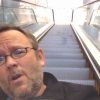 Richard Dunn, coincé à l'aéroport de Las Vegas, dans son clip parodiant All by myself